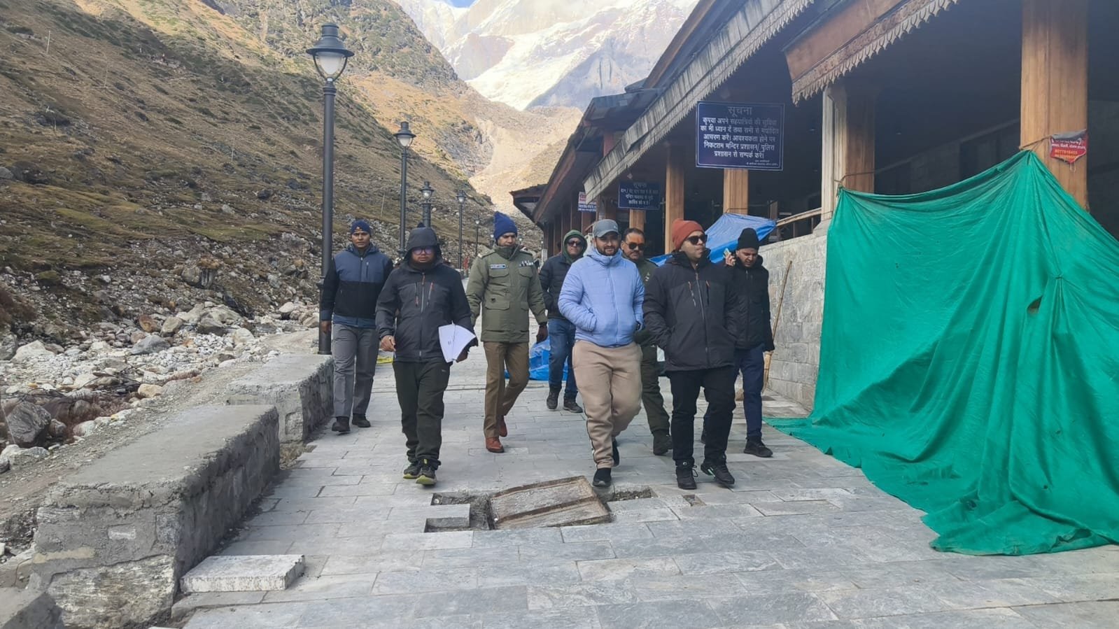 1792336067_738_जिलाधिकारी-ने-केदारनाथ-धाम-में-पुनर्निर्माण-एवं-विकास-कार्यों-का.jpeg