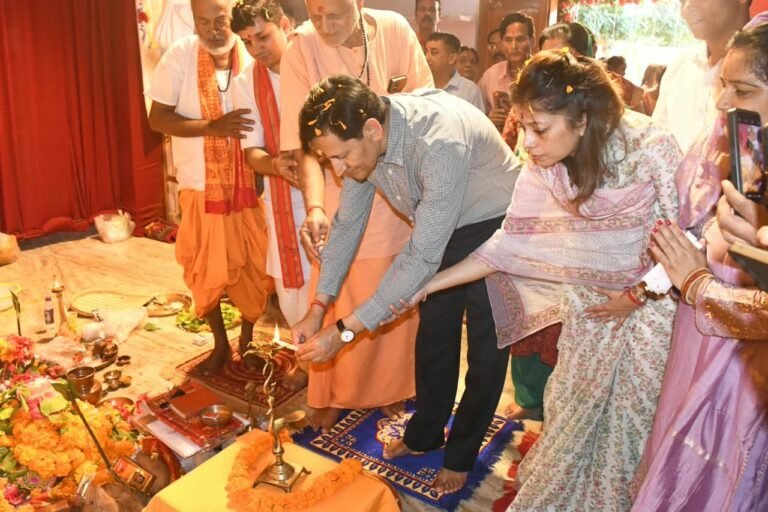 1792336554_55_सचिव-मुख्यमंत्री-आयुक्त-कुमाऊँ-दीपक-रावत-ने-दुर्गा-पूजा.jpeg