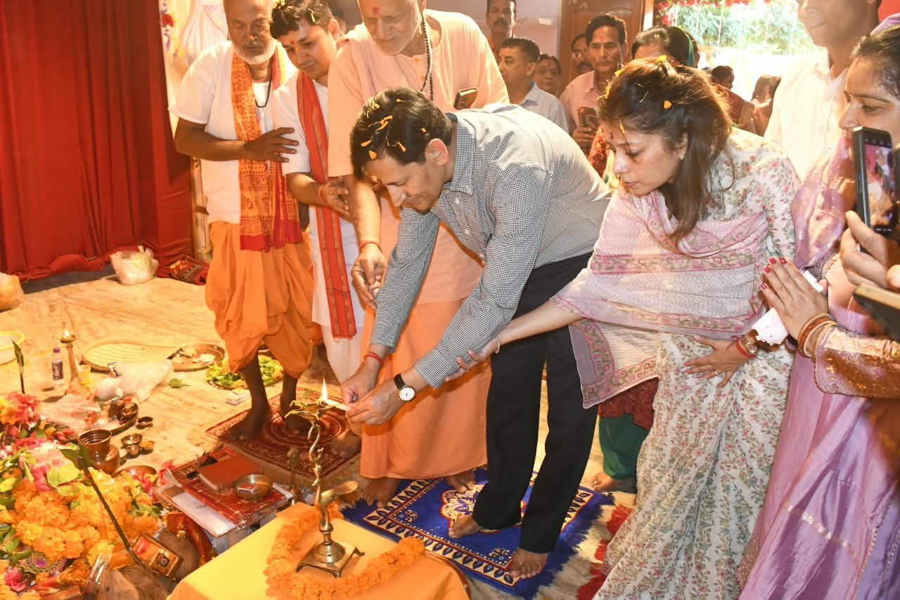 1792336554_55_सचिव-मुख्यमंत्री-आयुक्त-कुमाऊँ-दीपक-रावत-ने-दुर्गा-पूजा.jpeg