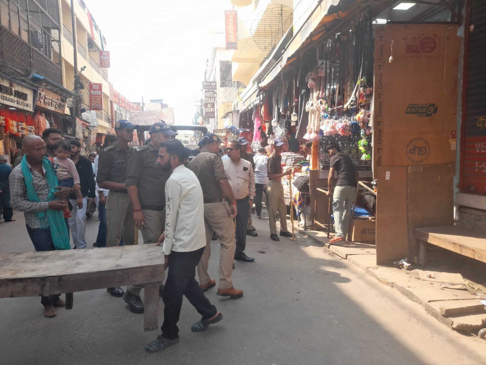 1792929944_26_जिलाधिकारी-के-निर्देशन-में-अवैध-अतिक्रमण-के-खिलाफ-निरंतर-की.jpg