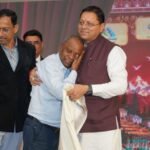 1793416018_176_मुख्यमंत्री-धामी-ने-अपने-शिक्षकों-के-चरण-स्पर्श-कर-लिया.jpg