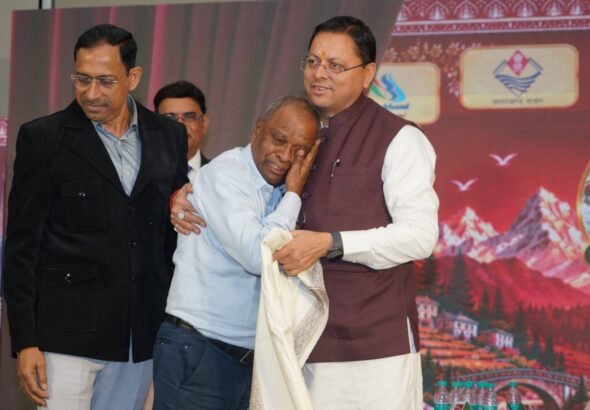 1793416018_176_मुख्यमंत्री-धामी-ने-अपने-शिक्षकों-के-चरण-स्पर्श-कर-लिया.jpg
