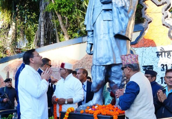 1793416191_16_मुख्यमंत्री-ने-सरदार-वल्लभभाई-पटेल-की-प्रतिमा-पर-पुष्पांजलि-अर्पित.jpg