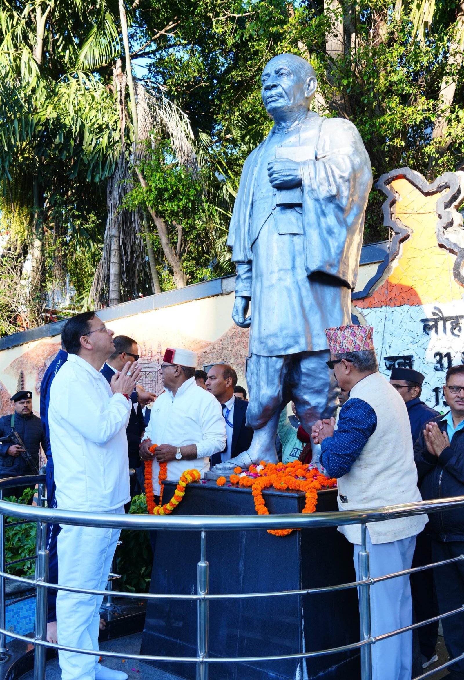 1793416191_16_मुख्यमंत्री-ने-सरदार-वल्लभभाई-पटेल-की-प्रतिमा-पर-पुष्पांजलि-अर्पित.jpg