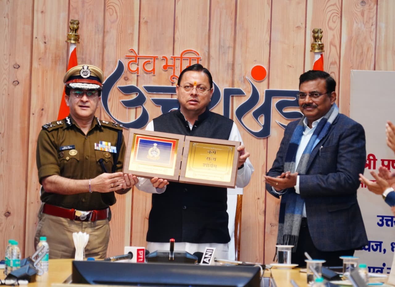 1793442722_327_मुख्यमंत्री-ने-उत्तराखण्ड-पुलिस-के-नवीन-गौरव-चिह्नों-का-किया.jpeg