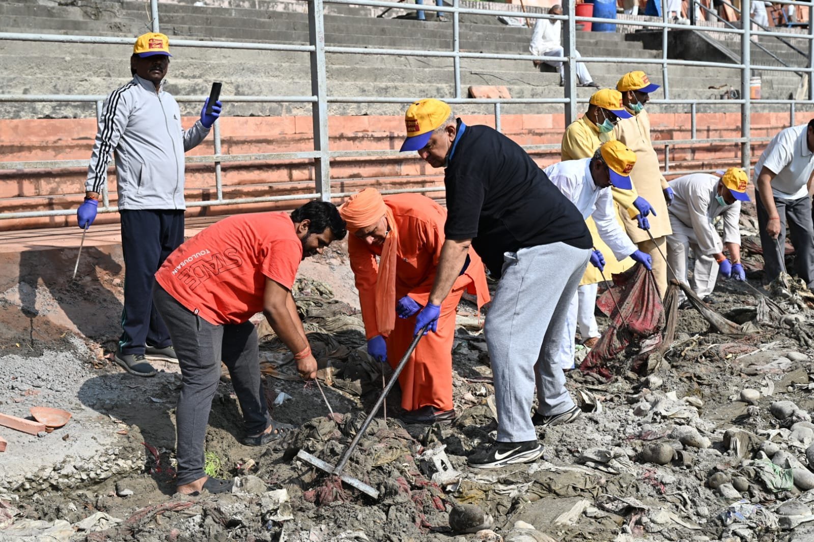 प्रेमनगर-आश्रम-के-स्वयंसेवक-उतरे-स्वच्छता-अभियान-में-बंद-गंगा.jpeg